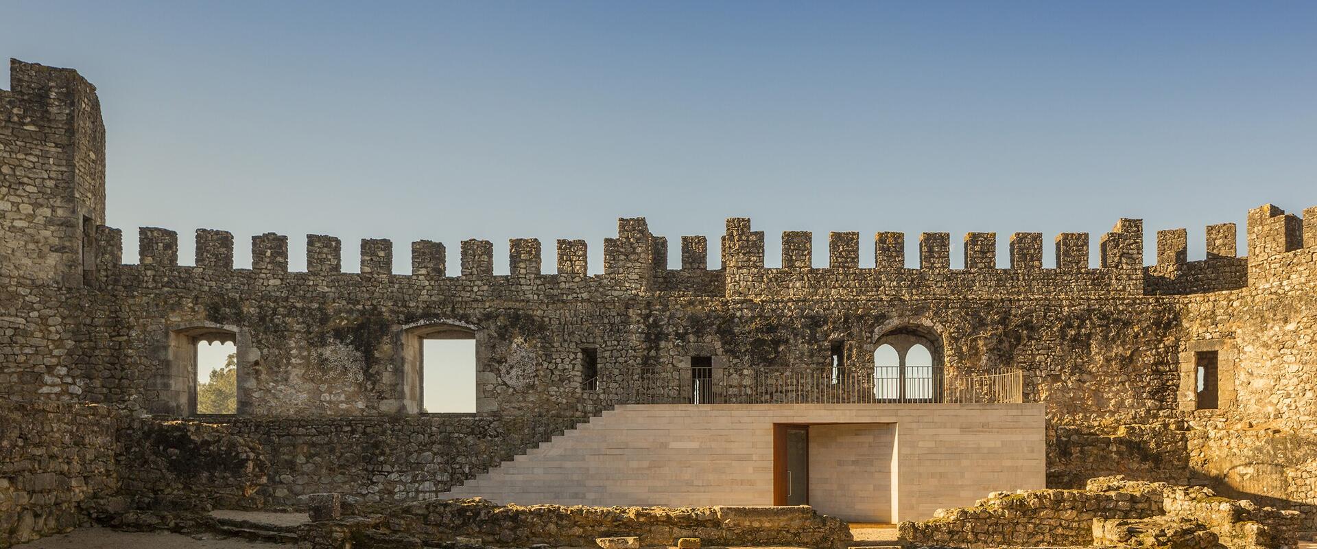 Vista do átrio externo do Castelo de Pombal