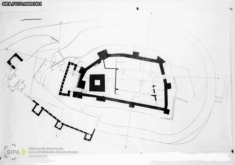 Planta arquitetónica do Castelo de Pombal, mostrando a implantação das muralhas e estruturas no recinto fortificado.